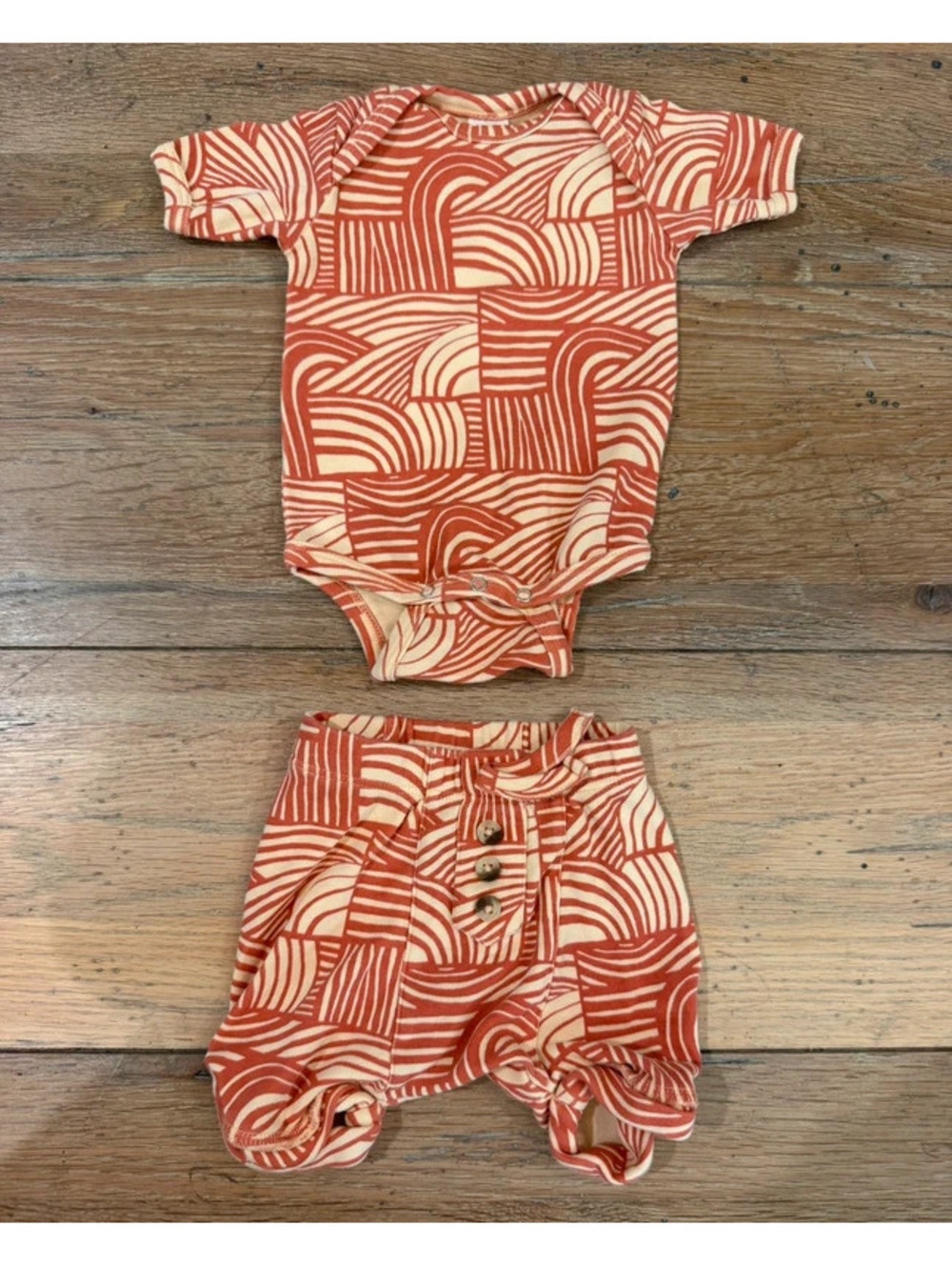 Kate Quinn rust/cream wave-pattern baby bodysuit and shorts Size 0-3m unisex